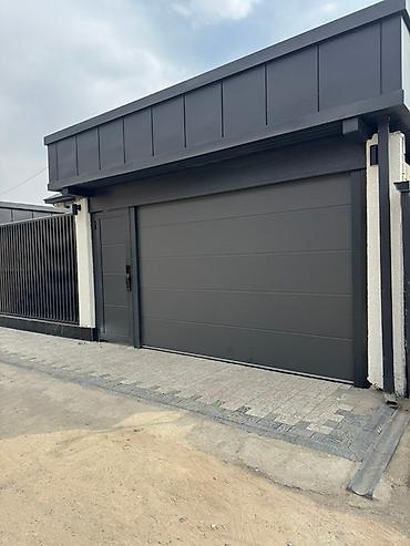 Секционные ворота: Секционные ворота и калитки из сендвич-панелей - Секционные подъемные — 11