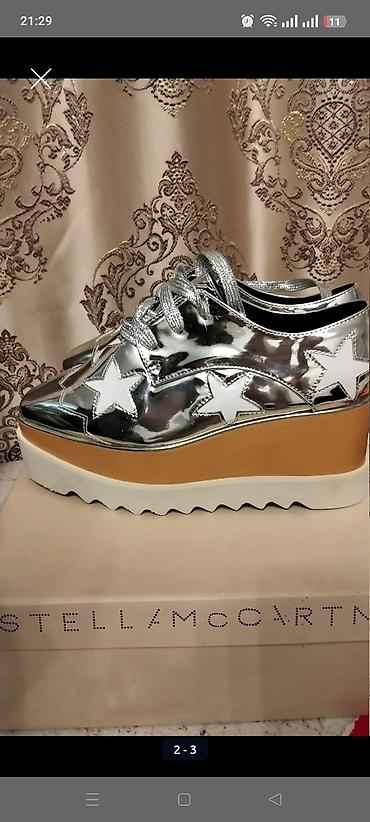 танкетка: Stella McCartney brendinin gümüşü rəngli ulduz naxışlı platforma — 2