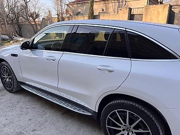 tesla model s: Mercedes-Benz EQC: 0.1 l | 2020 il Krossover — 5