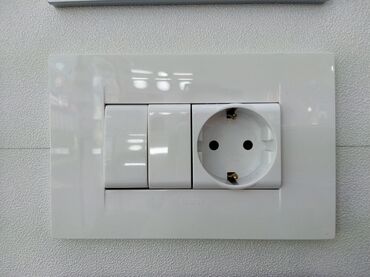купить бу пластиковые окна: Ağ rəngdə, divara quraşdırılan elektrik yuvası və açarı. Bu birləşmiş
