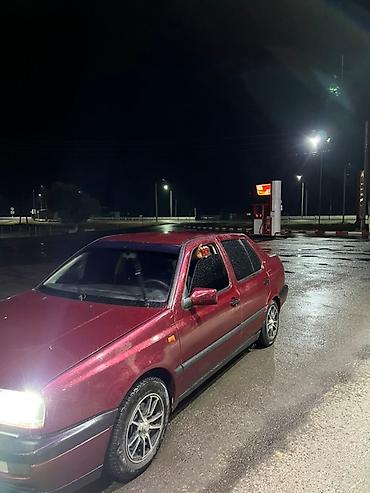 фольксваген кросс: Volkswagen Vento: 1993 г., Седан — 5