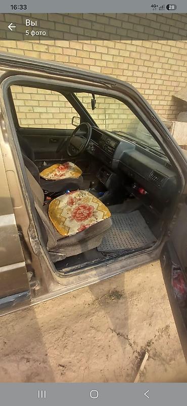 эшик б у: Volkswagen Golf: 1988 г., 1.6 л, Кол менен иштөөчү, Бензин, Хетчбек — 2
