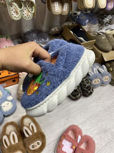 mango kids: Детские домашние тапочки с динозавром - Модель: закрытые пушистые — 2