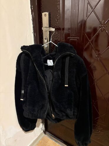 женские свитерв в полоску: Qara rəngli peluş/qısa kürklü qadın kapüşonlu gödəkçə. - Material