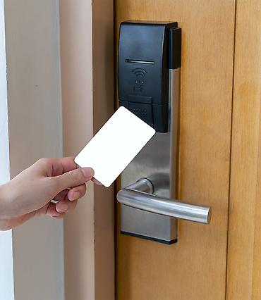 Qapı zamokları: Otellerde qapıların kart vasitəsi ilə açılması üçün xüsusi kilidlər — 1