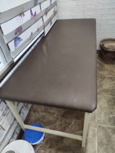 Медицинская мебель: Продаю массажный стол очень прочный железный качества хорошее