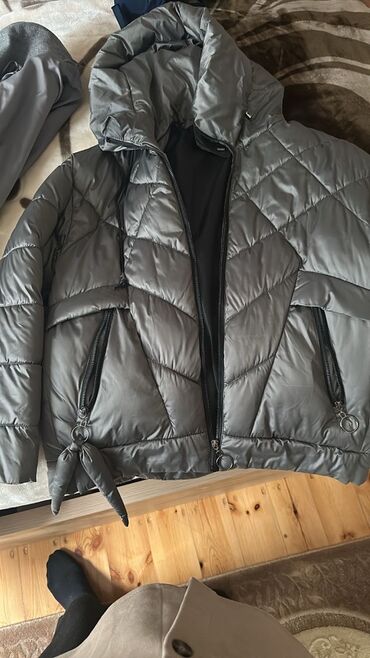 Kurtkalar: Qışlıq üst geyimlər dəsti Zara palto 50 azn Boz balonka 30 azn Xaki — 10