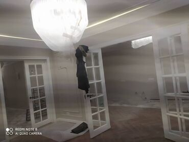 Ванны: Элегантная ванная комната, облицованная крупноформатной плиткой под — 10