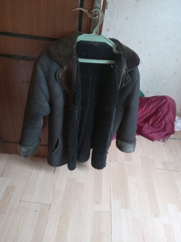 Digər qadın geyimləri: Qış üçün isti kişi kürkü - Model: klassik dizaynlı, qara rəngdə -