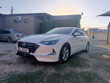митсубиси лансер: Hyundai Sonata (седан), белый цвет кузова. - Современный динамичный