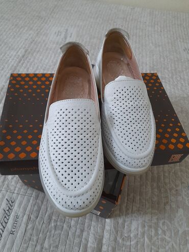 обувь для садика: Продаю белые натуральные кожаные лофферы!!! Носила всего 2 раза