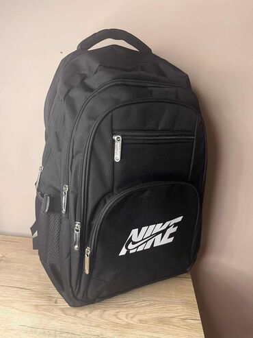 Sportske torbe i rančevi: 07. ranacevi 
40x28x15
3300 din — 7