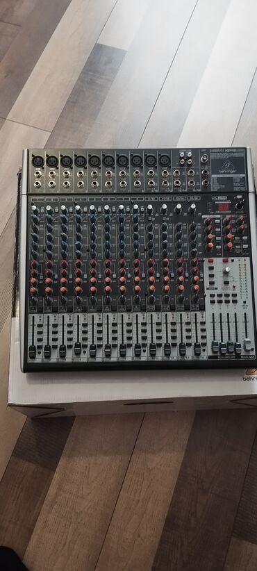 ses guclendirici: Behringer Xenyx 2442FX modeli, səs qarışdırma üçün nəzərdə tutulmuş