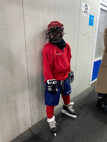 Спортивная форма: Продаю детскую форму для хоккея. Состояние - новое. Ребёнок передумал
