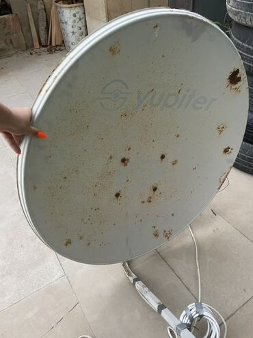 Yupiter markalı peyk boşqabı. Bu oval formalı peyk boşqabı peyk