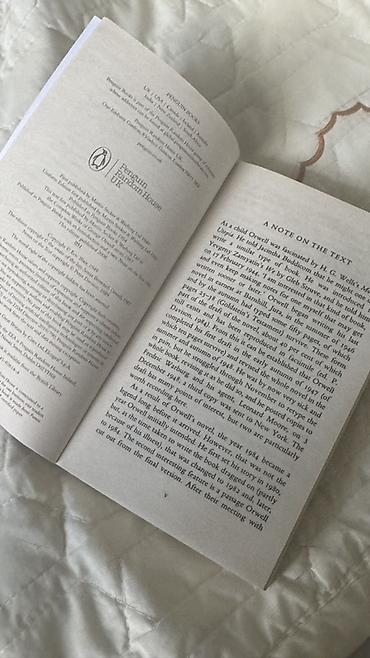 1984 kitab: George Orwell – “1984” (ingiliscə), Penguin Books nəşri - Nəşriyyat — 2