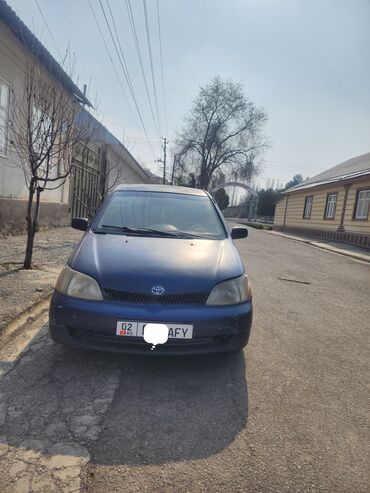 машины продают: Toyota Vitz / Platz / Yaris / Echo: 2002 г., 1.5 л, Механика, Бензин, Седан