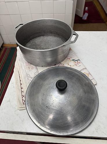 Вазы: Срочная продажа ‼️ Казаны Продаются советские казаны 1) Два казана — 9