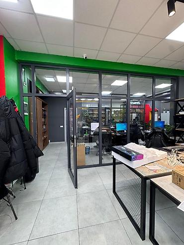 Аренда офисов: Аренда офисов, 100 м², В жилом комплексе, 1 линия, С оборудованием, С видом на горы — 6