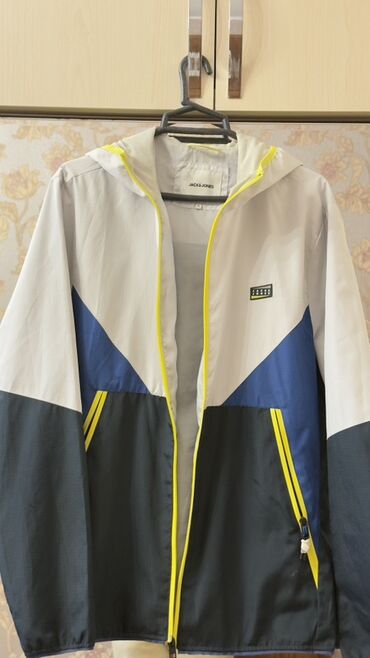 Paltolar: Əşyaların hər biri yeni kimidirdonlar cəmi bir defe geyinilib,Qiymet — 3