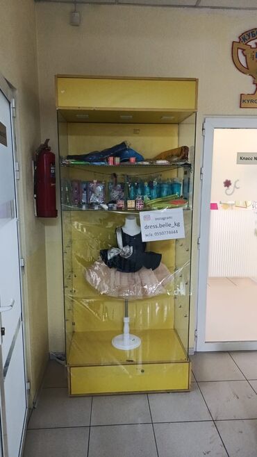 купить полки для магазина бу: Продается витрина со стеклянными полками внутри