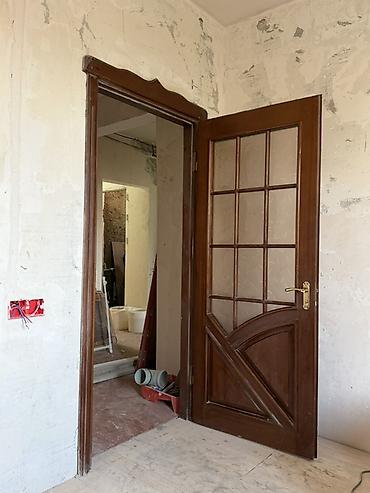 Əlaqə nömrəsi : 0776006404 Taxta otaq qapısı – şüşəli dekorlu, qoz