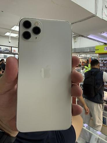 Apple iPhone 11 Pro Max, 256 ГБ. Смартфон в серебристом цвете, с