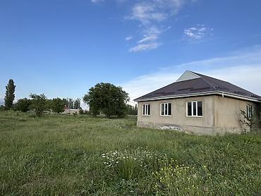70 сом: Продаётся дом с мансардой на просторном участке. Основные — 6