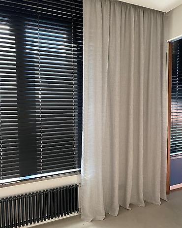 Жалюзи и рольшторы: Рулонные шторы с горизонтальными полосами предлагают современное и — 9