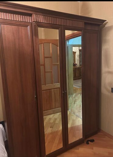 Кровати: Гардеробный шкаф