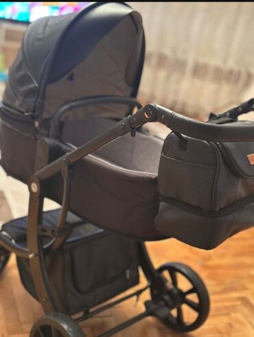 flo memar ecemi: Uwaq arabasu 2 bawliqli oturaq usaniqli.Yacsi veziyyetde. qiymet