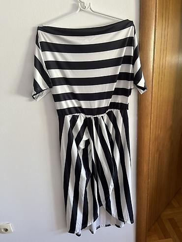boho tunike: Crno-bela haljina sa prugastim dezenom i efektnim asimetričnim krojem — 1