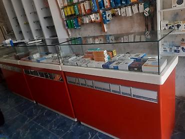 Vitrin tipli satış pişi – şüşə üstlü, qırmızı modul stendlər -