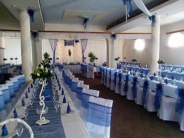 Organizacija događaja: Prodajem 300 komada elegantne bele navlake za stolice.
Tel — 8