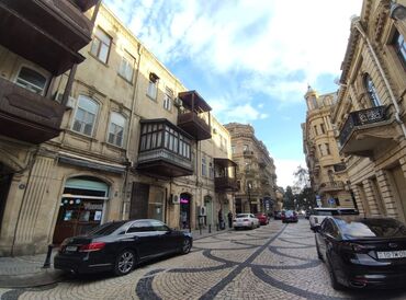 Binalar: Tarixi mərkəzdə yerləşən küçə mənzərəsi olan kommersiya obyektləri və — 2