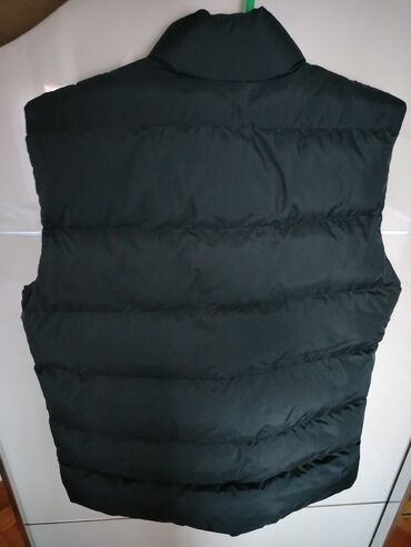 Prsluci: Muški pufnast prsluk bez rukava, crne boje. Detalji: - Visoki kragn i — 5