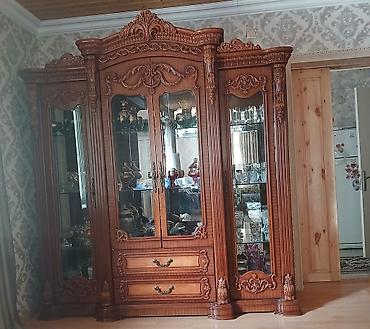 Klassik üslublu vitrindən ibarət taxta bufet - Material: masif