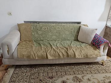 Mebel: 3 nəfərlik yumşaq divan - Rəng: açıq bej krem tonları -