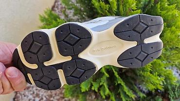 quechua cizme: New Balance 9060 patike – siva/bez nijansa
Dostupne u broju 38 — 6