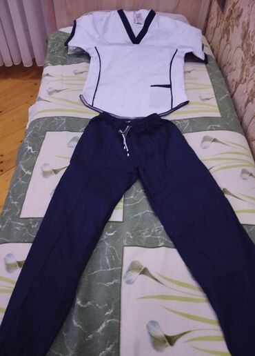 Qazanlar: Tibbi uniform dəsti razmer S - İki hissədən ibarət: köynək və şalvar