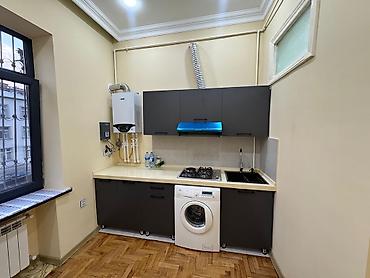 kiraye ev sebail: Elmlər metrosunun çıxışı, BDU-nun yanı, köhnə tikili, 4 mərtəbəli — 5