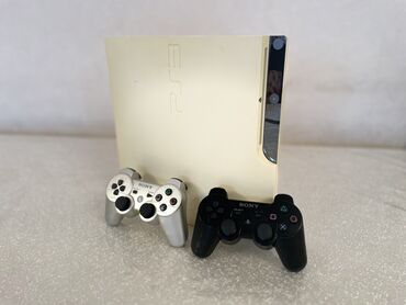 sony playstation 3 super slim 500gb: Продаю PS3 slim 500GB. В комплекте два оригинальных джойстика