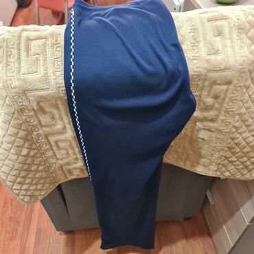 Kompleti: Dva ženska komada odeće – majica i pantalone. Majica: - Kratki rukavi — 3