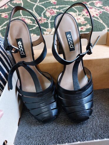 женские пляжные шлепанцы: Женская обувь из натуральной кожи (Ecco). высота каблука 6 см