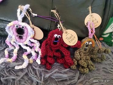 kipling monkey: Вязаные брелоки и подвески ручной работы - Ассортимент: забавные — 5
