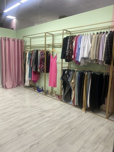 Бутики: Сдаю Бутик, 22 м², Дордой Плаза, С ремонтом, Действующий, С оборудованием — 3