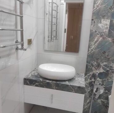 Duş kabinaları, arakəsmələr: Ağ rəngdə, oval formalı, dəbli lavabo. Dolablı və boz mərmər başlıqlı