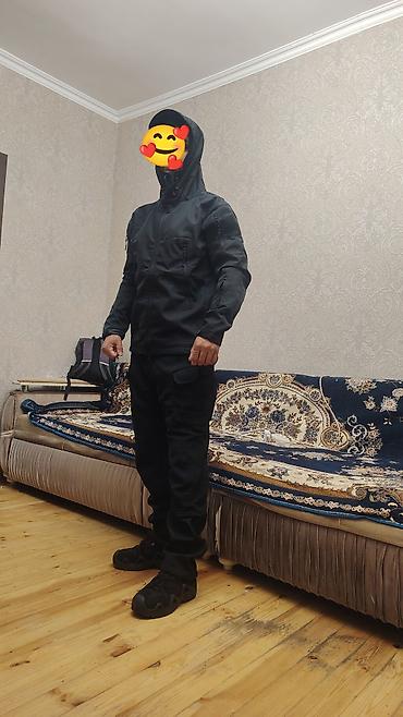 deri kurtka modelleri: Qara rəngli kişi üçün texniki üst geyim dəsti. ayaqabi ise ayri 42 — 2