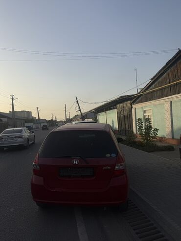 малолитражные автомобили: Honda Fit (Jazz) — компактный городской хэтчбек, красный цвет кузова