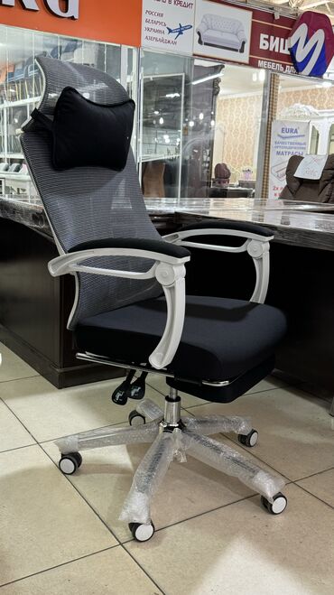 Офисные кресла: Офисное кресло с откидной спинкой и сетчатой обивкой обеспечивает — 4